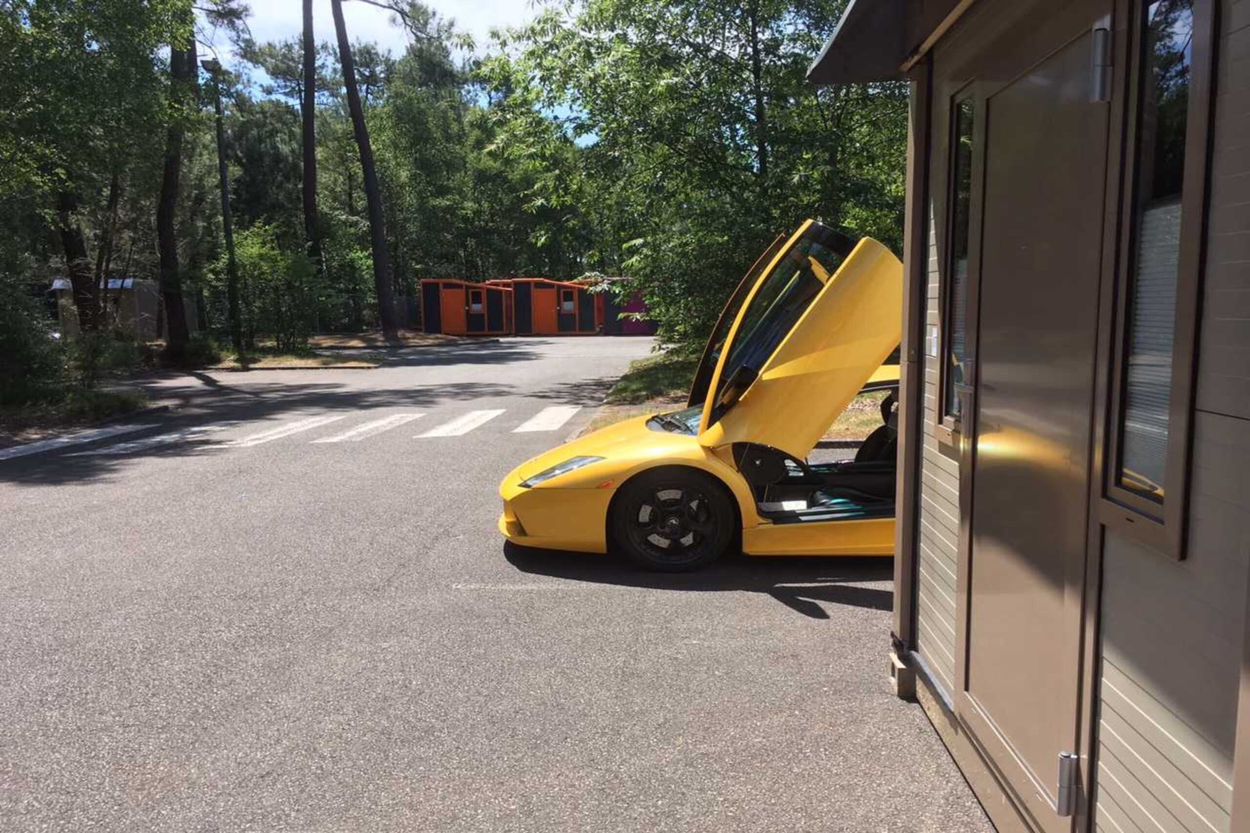 racecars in between Flexotels at Le Mans